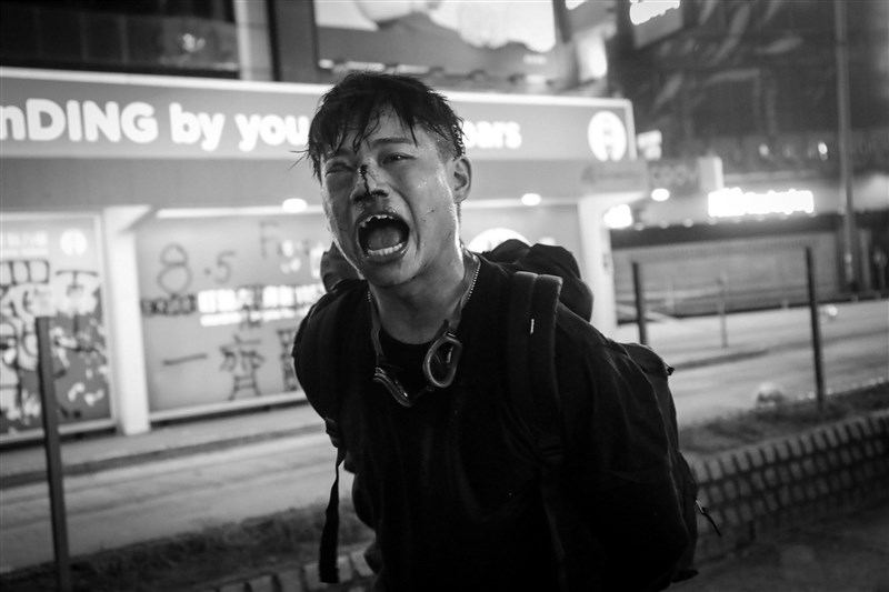 香港「反送中」警民衝突升溫,示威者11日晚間持續與港警對峙,警方在銅鑼灣以突擊方式逮捕示威者。中央社記者吳家昇攝 108年8月11日