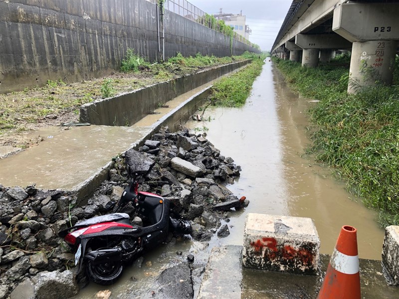 高雄市13日清晨一場大雷雨造成不少地區積水,36歲林姓女子騎機車上班途中,疑涉水跌落一處排水護岸工程工地,警消中午尋獲遺體。(高市議員高閔琳提供)中央社記者陳朝福傳真 108年8月13日