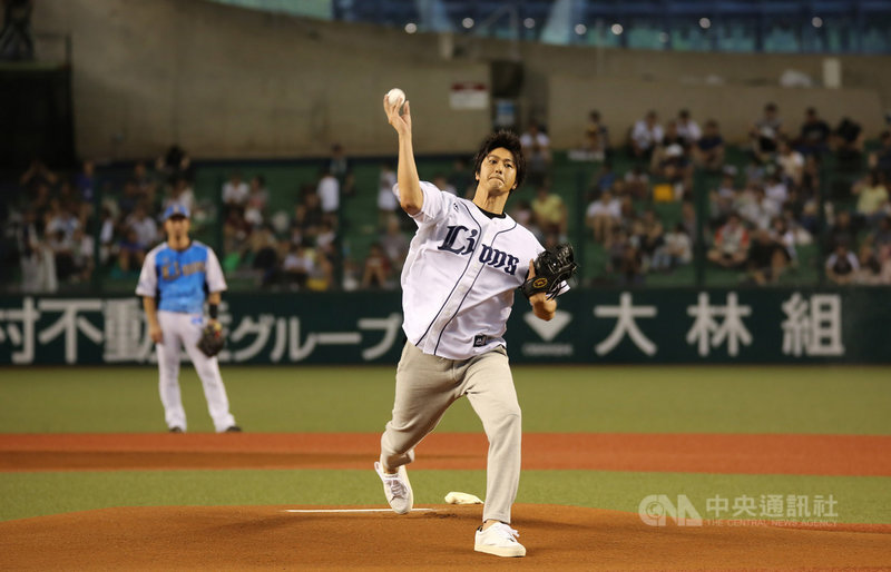 交通部觀光局和西武球團合作的「西武台灣日」13日在西武Metlife巨蛋球場舉行,台灣美食宣傳大使、男星速水茂虎道擔任開球嘉賓,一站上投手丘風靡全場。中央社記者楊明珠埼玉攝 108年8月13日