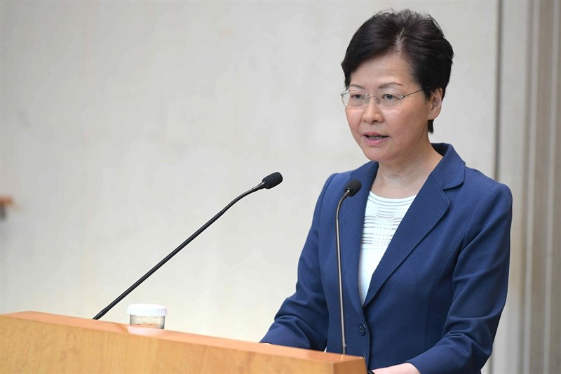香港行政長官(特首)林鄭月娥13日表示,當前首要工作是「反抗暴力」;她並語帶哽咽呼籲各方放下分歧,讓社會修補撕裂。(圖取自香港政府新聞網網頁news.gov.hk)