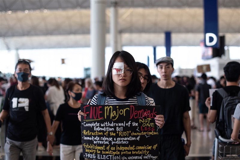 受「反送中」示威集會影響,香港機場13日連續第2天出現癱瘓,下午4時30分起被迫暫停航班登機作業。(法新社提供)