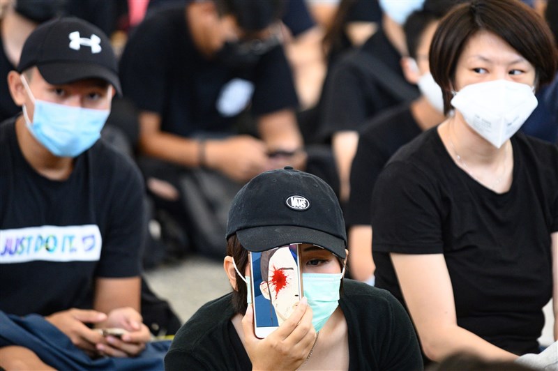 「反送中」示威者13日再到機場集會,據報導,2時左右,在接機大廳約有千人聚集。(法新社提供)