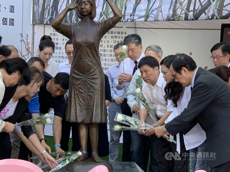 8月14日是國際慰安婦日,前總統馬英九(前右)14日在台南慰安婦銅像前追思獻花。中央社記者張榮祥台南攝 108年8月14日
