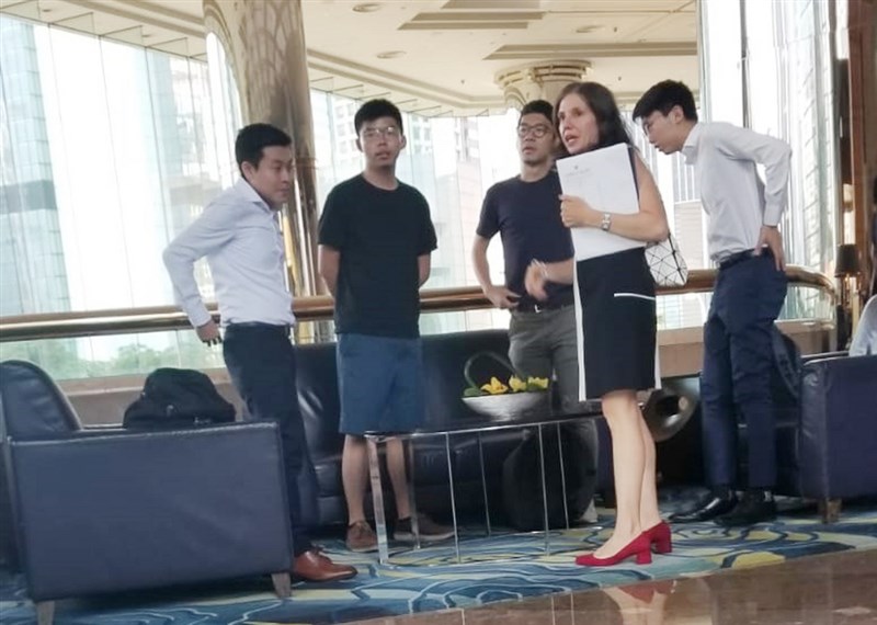 香港眾志核心成員黃之鋒和羅冠聰6日聯同港大學生會黃程鋒和彭家浩與美國駐港澳總領事館政治部主管伊迪(Julie Eadeh)(右2)會面。黃之鋒說此次會面只是談論「香港人權民主法」的立法進程等一般交流。(讀者提供)中央社記者張謙香港傳真 108年8月8日
