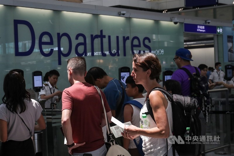 香港「反送中」示威者連續兩天在機場集會並癱瘓其運作,不少旅客怨聲載道,14日機場恢復運作。中央社記者吳家昇攝 108年8月14日