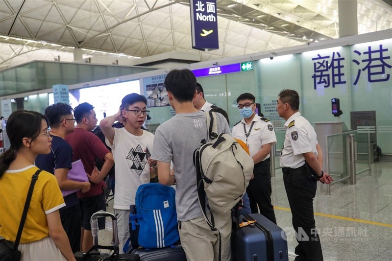 反送中示威者13日持續在香港機場集會,14日凌晨1時仍有許多旅客滯留機場。中央社記者吳家昇攝 108年8月14日