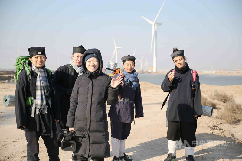 中國女導演朱昱(左3)執導紀錄片「少年問道」,全片題材十分特別,記述4名修道青年行腳過程,更不顧忌兩岸敏感關係,堅持報名角逐金馬,朱昱相當期盼有機會能來台交流。(海鵬影業提供)中央社記者洪健倫傳真 108年8月14日