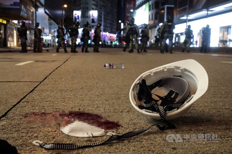 香港「反送中」警民衝突升溫,示威者11日晚間與港警對峙,警方在銅鑼灣以突擊方式逮捕示威者,地面上遺留示威者的血跡。中央社記者吳家昇攝 108年8月11日