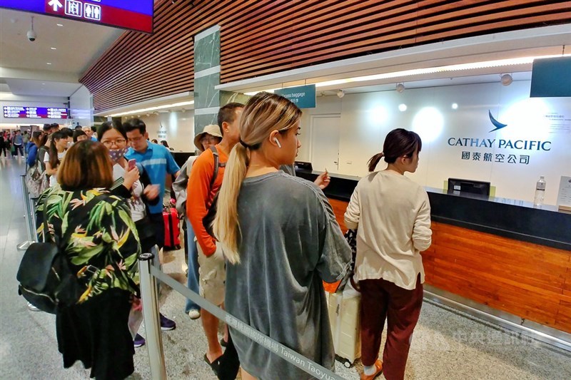 國泰航空及國泰港龍航空14日台港線航班部分取消或延後起飛。(中央社檔案照片)