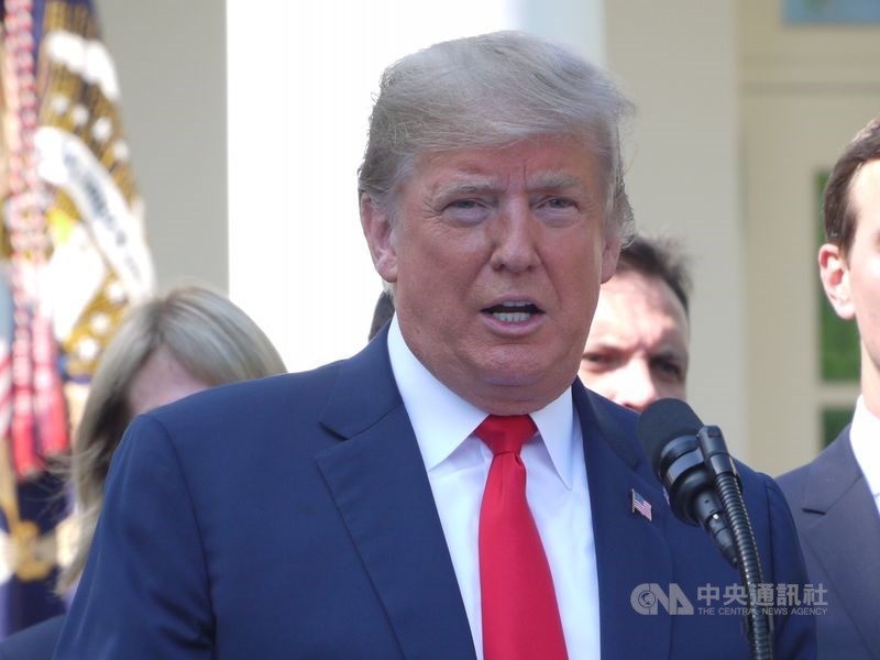 美國總統川普(前)13日引述美國情報表示,中國政府正調動部隊至香港邊界,並呼籲各方冷靜。(中央社檔案照片)