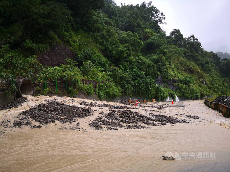 高雄市那瑪夏區大雨不停,台29線有不少落石影響交通,甲仙工務段緊急封閉部分路段,並呼籲民眾暫勿前往山區。(那瑪夏區公所提供)中央社記者王淑芬傳真 108年8月15日