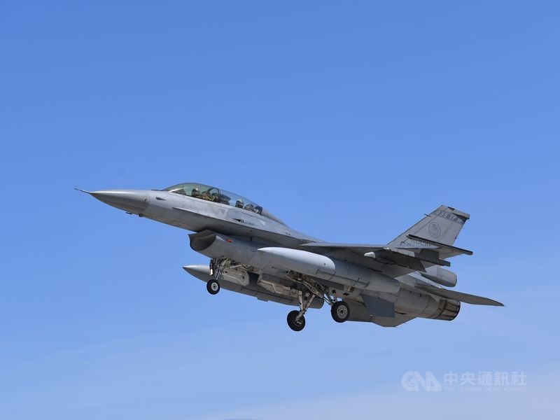 行政院會15日通過109年度中央政府總預算案,國防部主管預算歲出編列新台幣3580億元,比108年增175億。圖為F-16戰機。(中央社檔案照片)