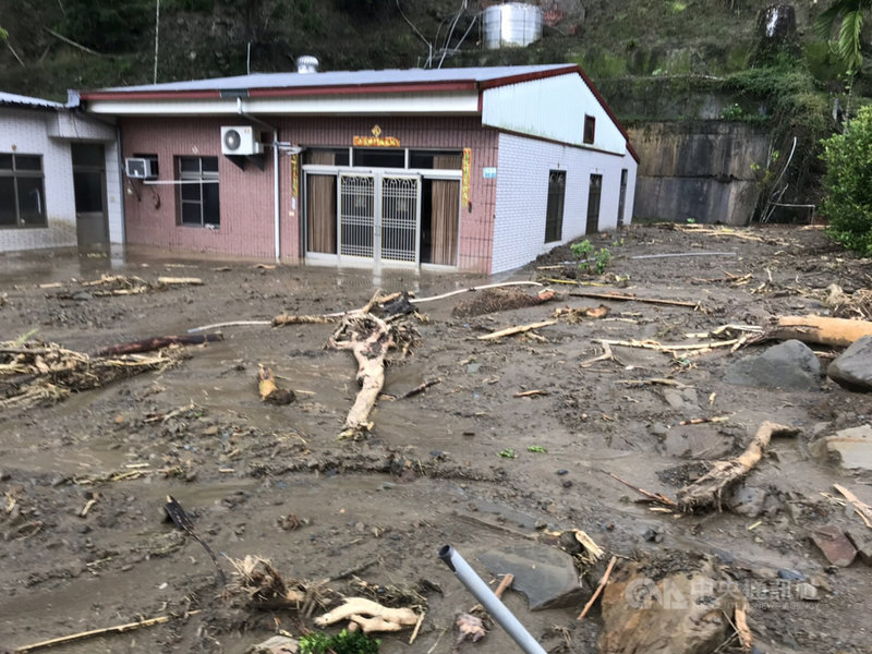 嘉義縣中埔鄉中崙村發生山坡滑動引發土石流衝進民宅,幸好緊急撤離2人,沒有人員傷亡,但道路受損,縣府已會同鄉公所處理中。(民眾提供)中央社記者葉子綱傳真 108年8月16日