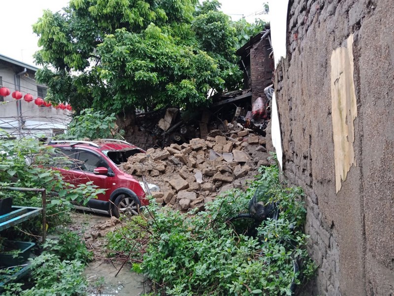 台中市潭子區一處磚造平房,疑因連日大雨加上16日清晨地震,房屋屋頂承受不住而崩塌,潭子分隊出動前往搶救。(台中市消防局提供)中央社記者蘇木春傳真 108年8月16日