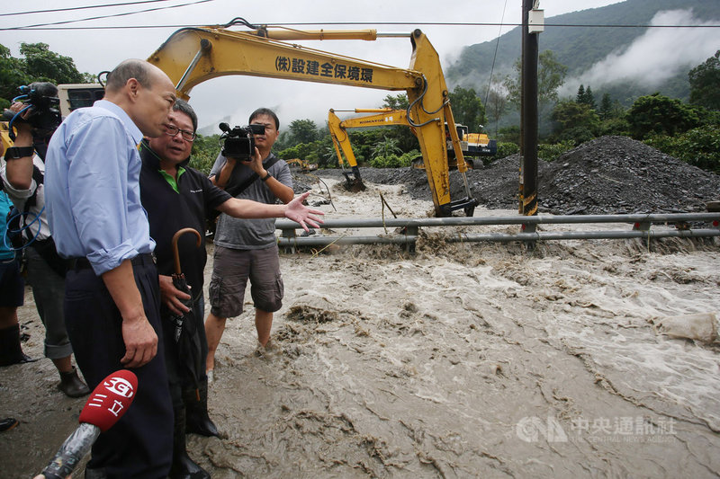 中南部地區大雨不斷,多處傳出災情,高雄桃源、六龜等山區發生土石流和落石情形,高雄市長韓國瑜(前左)16日下午也更改行程,親自前往勘災了解。中央社記者董俊志攝 108年8月16日