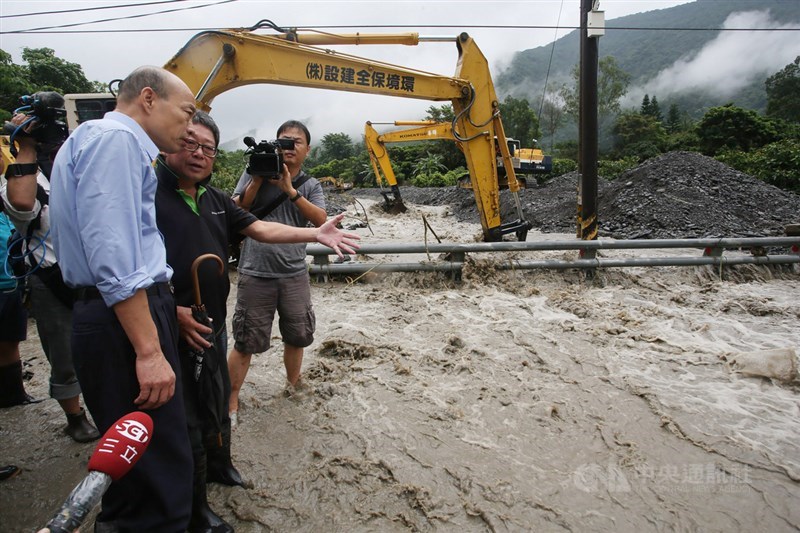 中南部地區大雨不斷,多處傳出災情,高雄桃源、六龜等山區發生土石流和落石情形,高雄市長韓國瑜(前左)16日下午也更改行程,親自前往勘災了解。中央社記者董俊志攝 108年8月16日