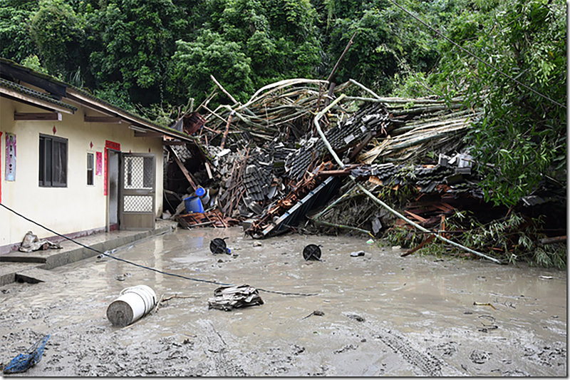 南投地區大雨不斷,名間鄉仁和村更傳出土石流災情,位於山腳巷的民宅首當其衝,有3棟被淹沒。(南投縣政府提供)中央社記者吳哲豪傳真 108年8月16日