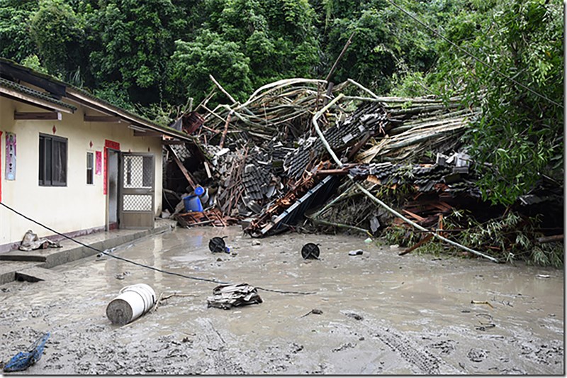南投地區大雨不斷,名間鄉仁和村更傳出土石流災情,位於山腳巷的民宅首當其衝,有3棟被淹沒。(南投縣政府提供)中央社記者吳哲豪傳真 108年8月16日
