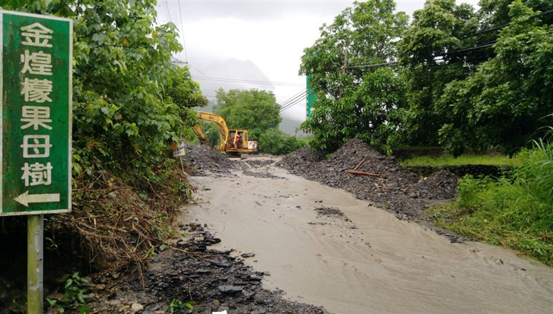 高雄山區連夜豪雨,六龜區公所表示,台27線12.5K至14K道路因附近土石流受損,16日清晨4時起道路封閉。(高雄市六龜區公所提供)中央社記者程啟峰高雄傳真 108年8月16日