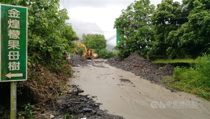 高雄山區連夜豪雨,六龜區公所表示,台27線12.5K至14K道路因附近土石流受損,16日清晨4時起道路封閉。(高雄市六龜區公所提供)中央社記者程啟峰高雄傳真 108年8月16日