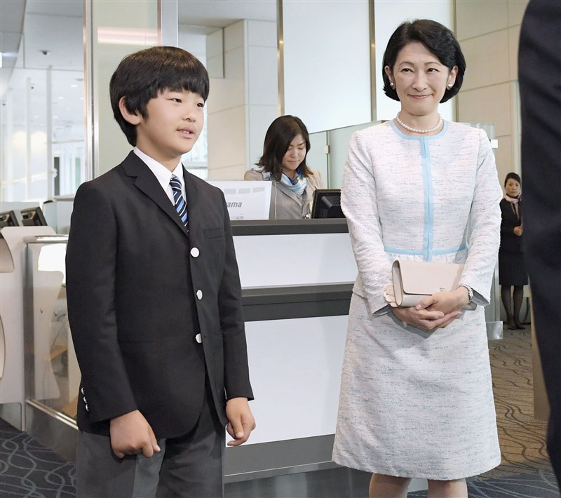 日本皇室秋篠宮文仁親王夫婦與兒子悠仁親王(前左)一家三口,16日分別乘坐2架航班前往不丹訪問,悠仁與母親紀子(前右)搭乘同班飛機。(共同社提供)
