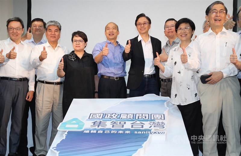 國民黨提名總統參選人韓國瑜(左5)的國政顧問團17日在台北正式成軍,韓國瑜及顧問團總召張善政(左6)等人出席,共同公布國政顧問團名單。中央社記者張皓安攝 108年8月17日