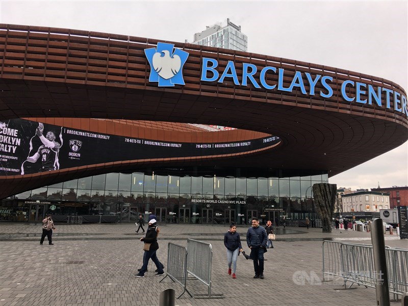在NBA理事會一致通過下,蔡崇信去年收購NBA布魯克林籃網隊49%股權。圖為籃網主場巴克萊中心。(中央社檔案照片)