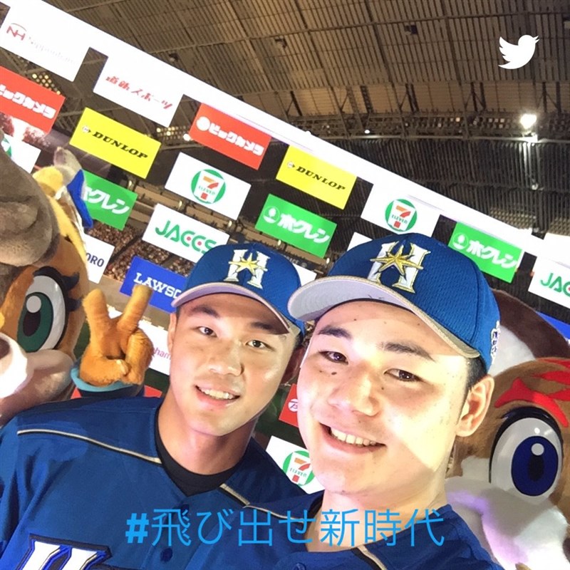 旅日火腿隊野手王柏融(左)17日比賽時,第3局關鍵安打,送回2分,與隊友清宮幸太郎(右)一同站上英雄訪問舞台。(圖取自twitter.com/FightersPR)