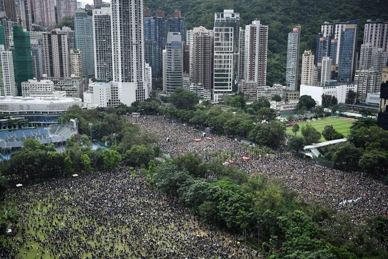 香港「反送中」集會18日在港島維多利亞公園舉行,下午3時左右,維園6座足球場已擠滿參與者。(共同社提供)