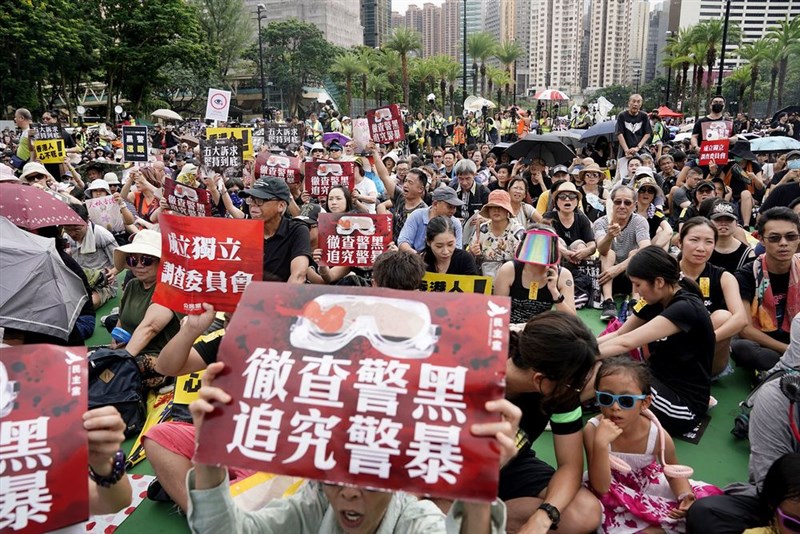 香港「反送中」集會18日下午在港島維多利亞公園舉行,集會主題是「煞停警黑亂港、落實五大訴求」。(共同社提供)