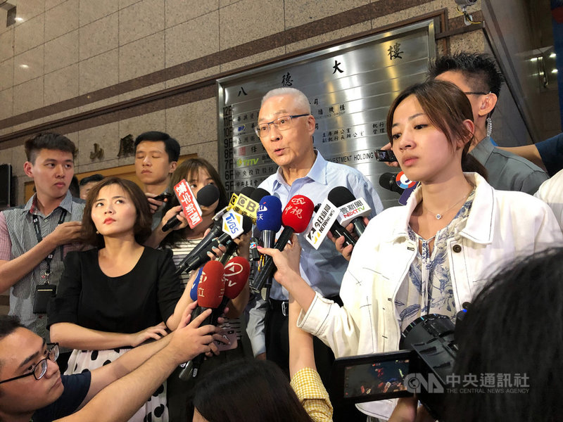 國民黨總統參選人韓國瑜18日與國民黨主席吳敦義會面,吳敦義(圖中講話者)表示,他跟韓國瑜、國民黨副主席曾永權對選情交換意見。中央社記者王承中攝 108年8月18日