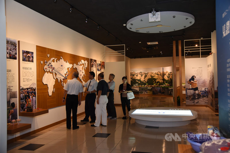 九二一地震即將20週年,「南投願力館」18日啟用,館內有還原當時場景的戶外克難教室、組合屋、地震知識互動遊戲、防災減災科普教育等,是一座多元的地震教育館。(南投縣政府提供)中央社記者蕭博陽南投傳真 108年8月18日