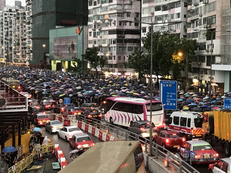 香港民間人權陣線18日在維園舉行流水式集會,後因現場人數眾多轉為「遊行」。圖為至晚間18時許,遊行人士擠滿告士打道現場。中央社記者沈朋達香港攝 108年8月18日