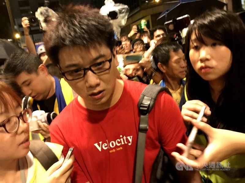 一名中國籍紅衣男18日晚間在金鐘政府總部附近,被懷疑拍攝示威者臉部,一度被包圍。在他表明身分後,在監察員和急救志工協助下搭乘地鐵離去。中央社記者沈朋達香港攝 108年8月18日