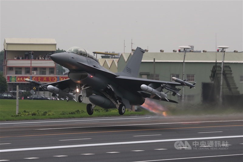 美國總統川普證實,他已批准軍售台灣F-16戰機,軍售案將待國會通過。圖為經由「鳳展專案」改良的F-16V戰機,5月底漢光演習在國道彰化戰備道起降。(中央社檔案照片)