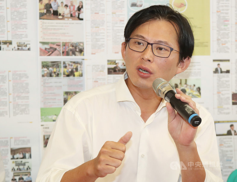 時代力量立委黃國昌國會辦公室主任賴嘉倫20日宣布參選2020年新北市第12選區立法委員選舉，黃國昌（圖）致詞時指民進黨立委呂孫綾沒有把立委工作做好。中央社記者張新偉攝　108年8月20日