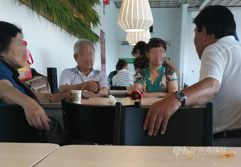 上海徐家匯宜家的「老年相親角」具體形成時間不可考,有一說是宜家在2007年發起憑會員卡換取免費咖啡後,便陸續吸引老人家到此消磨時間;再過幾年,便自發成為老人相親場所,距今少說有10年時間。中央社記者陳家倫上海攝 108年8月20日