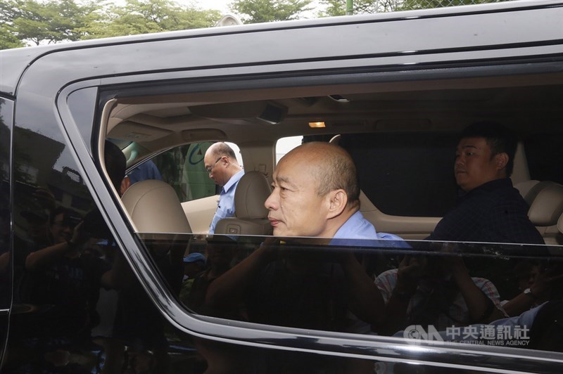 高雄市長韓國瑜(前)20日受訪時指稱座車可能被裝追蹤器,總統府20日表示,政府相關部門不會有任何違法監控特定人士的作為,請韓國瑜主動舉證、立即提告以釐清真相。圖為日前韓國瑜搭乘座車跑公開行程。(資料照片)中央社記者董俊志攝 108年8月20日