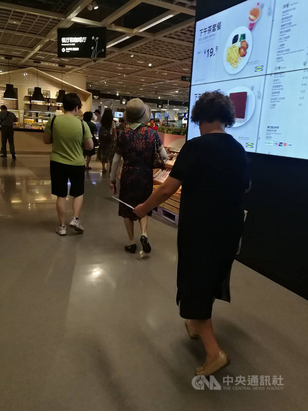前往「老年相親角」的大叔、大媽無不精心打扮,以女性來說,大多人都會穿著洋裝出席,脖子上少不了一串大項鍊,也會化點淡妝。中央社記者陳家倫上海攝 108年8月20日