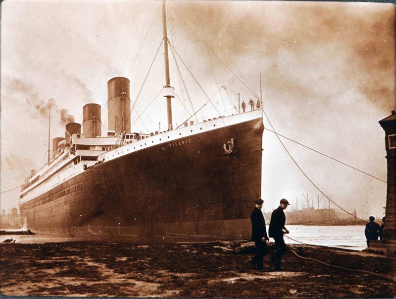 「鐵達尼號」是一艘載有2200名旅客和船員的客輪，1912年從英國南安普敦（Southampton）首航，準備前往紐約，中途卻撞上冰山，沉入海底，造成超過1500人死亡。（圖取自維基共享資源網頁，版權屬公有領域）