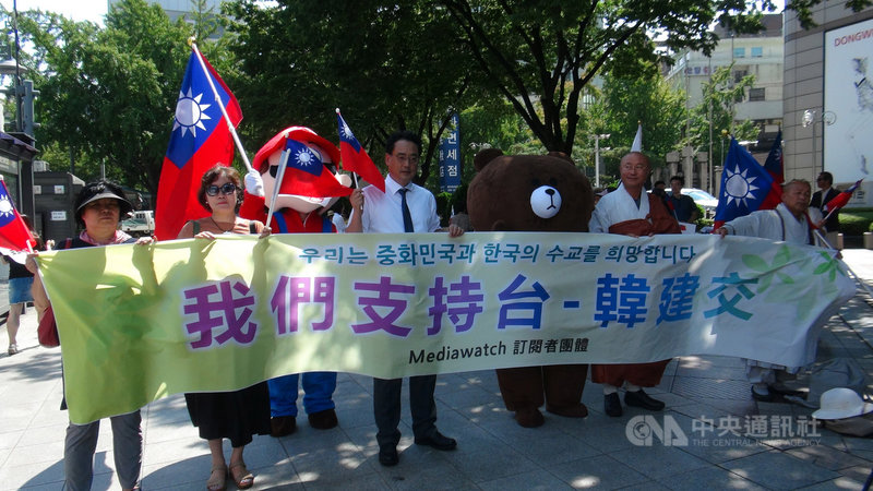 韓國網路媒體Media Watch代表顧問邊熙宰(左3)與訂閱者民間團體23日在首爾光化門駐韓代表部前廣場聚會,舉辦「台韓邦交正常化宣言式」。中央社記者姜遠珍首爾攝 108年8月23日