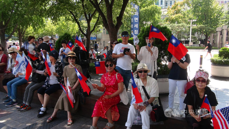 韓國網路媒體Media Watch與訂閱者民間團體23日在首爾光化門駐韓代表部前廣場聚會,揮舞中華民國國旗為台灣自由茁壯加油。中央社記者姜遠珍首爾攝 108年8月23日
