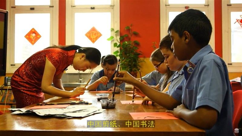 澳洲新南威爾斯省表示，雖無具體事證顯示有中國介入情事，但仍取消中國資助的孔子學院在各校推廣中文教學的計畫。圖為新南威爾斯教育部門2014年上傳關於孔子學院教育的介紹短片畫面。（圖取自新南威爾斯教育廳YouTube網頁youtube.com）