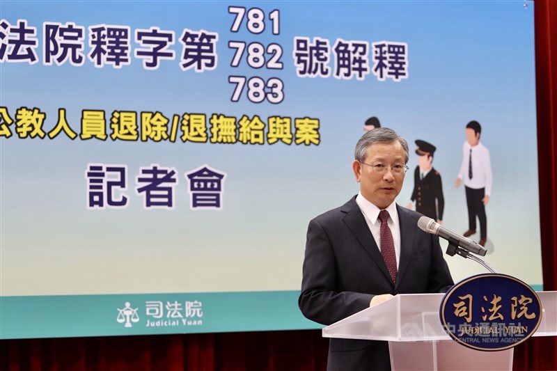 軍公教年改釋憲案,大法官會議做成釋字第781、782、783號解釋,司法院秘書長呂太郎(圖)23日下午在司法院公布解釋內容。中央社記者裴禛攝 108年8月23日