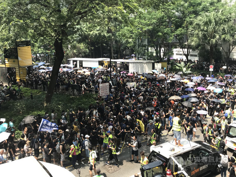 近千名示威者24日下午1時許擠滿香港觀塘駿業街遊樂場,準備展開反送中遊行,呼籲5大訴求。由於港鐵封閉鄰近多個站點,有示威者陸續從兩邊步行前來。中央社記者沈朋達香港攝 108年8月24日