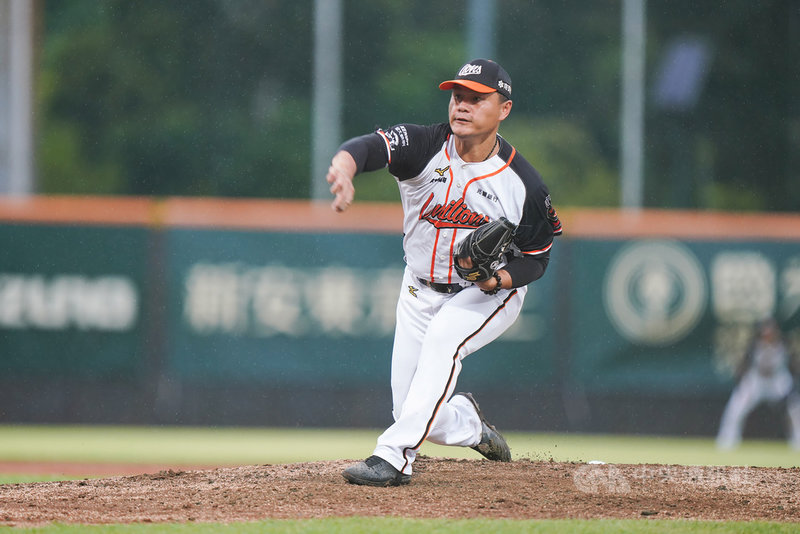 中華職棒統一獅隊潘威倫24日先發主投5局失4分,拿下生涯第141勝,第10度挑戰台灣職棒最多勝投終於成功。(統一獅提供)中央社記者楊啟芳傳真 108年8月24日