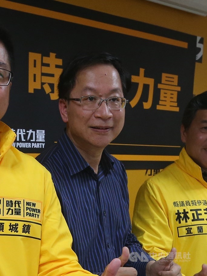 時代力量風波不斷,立委林昶佐、洪慈庸陸續退黨後,創黨元老林郁容(中)24日也決定退黨。(中央社檔案照片)