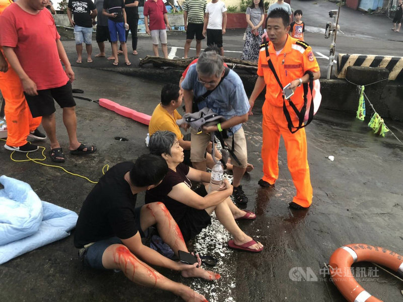 屏東墾丁紅柴坑25日發生一輛載著9人的休旅車疑似故障滑入海裡，1分鐘車子沒入海中，當地居民與海巡人員立即跳入海裡救援，9人全被救起送醫，只受輕傷。（海巡署南部分署提供）中央社  108年8月25日