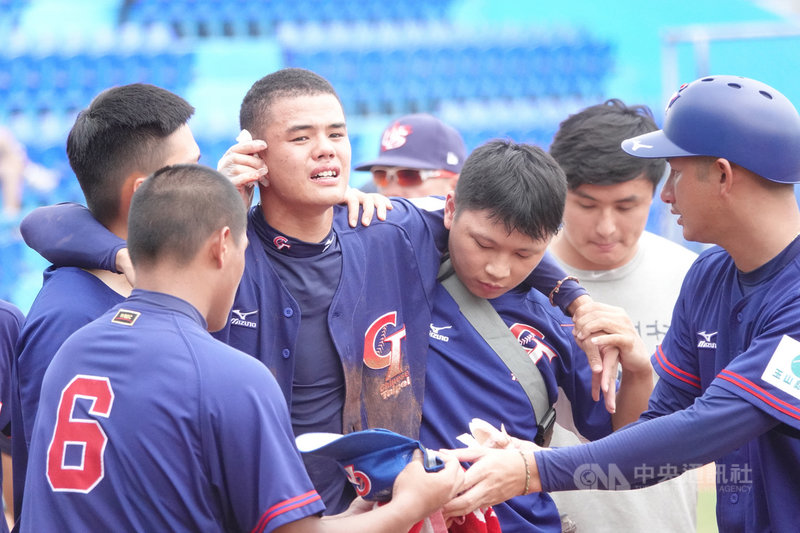 U18世界盃中華培訓隊野手何恆佑(右4)25日與美國代表隊交流賽,6局被美國隊投手近150公里直球擊中頭部,當場倒地,耳部被頭盔刮傷流血送醫。中央社記者謝靜雯攝 108年8月25日