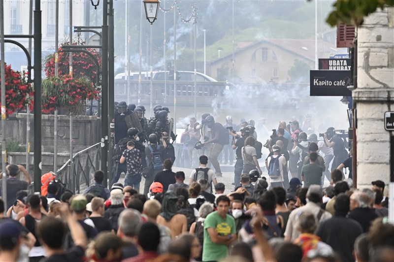 七大工業國集團（G7）峰會在法國西南部城市貝約納舉行，會場外24日聚集許多抗議民眾，警方動用水柱和催淚彈驅離。（安納杜魯新聞社提供）